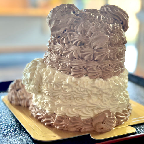 3D。立体的なくまのホールケーキ。後ろ姿。お誕生日や記念日など特別な日に。